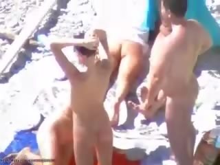 日光浴 海滩 荡妇 有 一些 青少年 组 x 额定 夹 有趣
