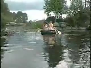 Drie marvellous meisjes naakt meisjes in de oerwoud op boot voor snavel hunt