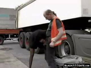 Чорна уява жінка скаче на ripened truck водій поза