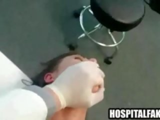 Paciente consigue follada y cummed en por su doc