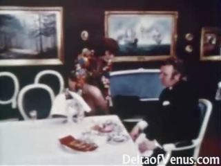 Tappning vuxen klämma 1960s - hårig vuxen brunett - bord för tre