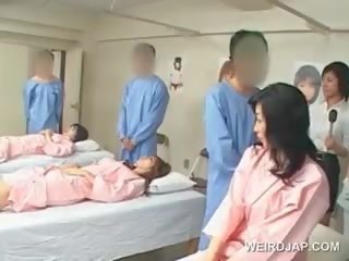 Aasia brünett koolitüdruk puhub karvane putz juures a haigla