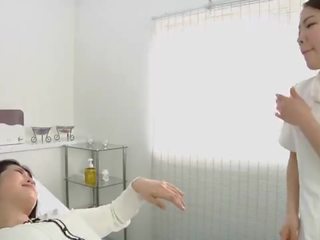Japonesa lesbianas captivating spitting masaje clínica subtitulado