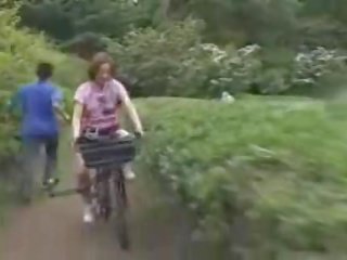 Японська молодий леді masturbated в той час як скаче a specially modified секс відео bike!